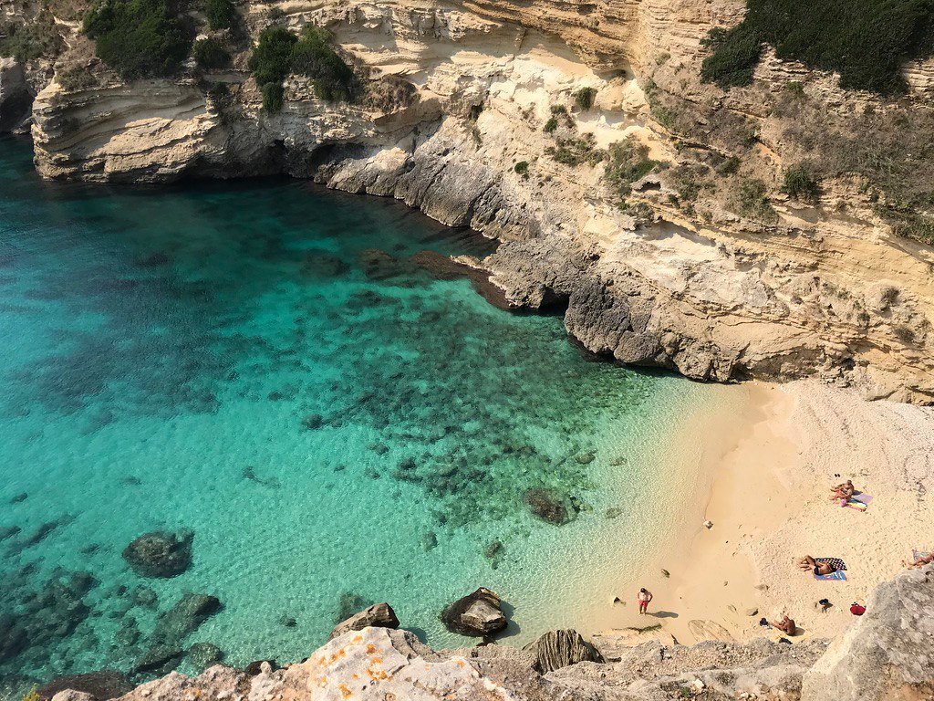 Crique aux eaux turquoise sur la côte des Pouilles