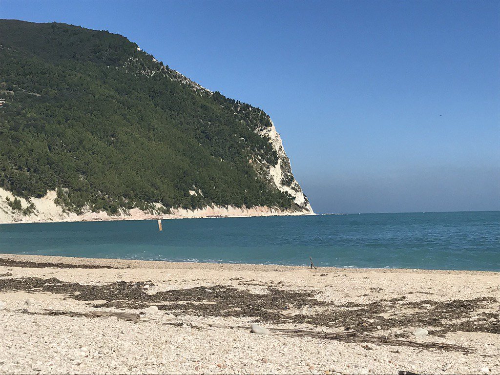 Falaises blanches et plage de galets sur la côte du Gargano