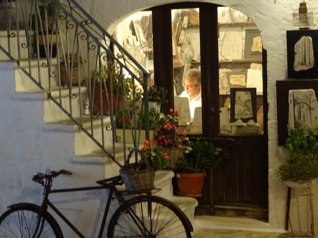 Une ruelle fleurie d’Ostuni le soir