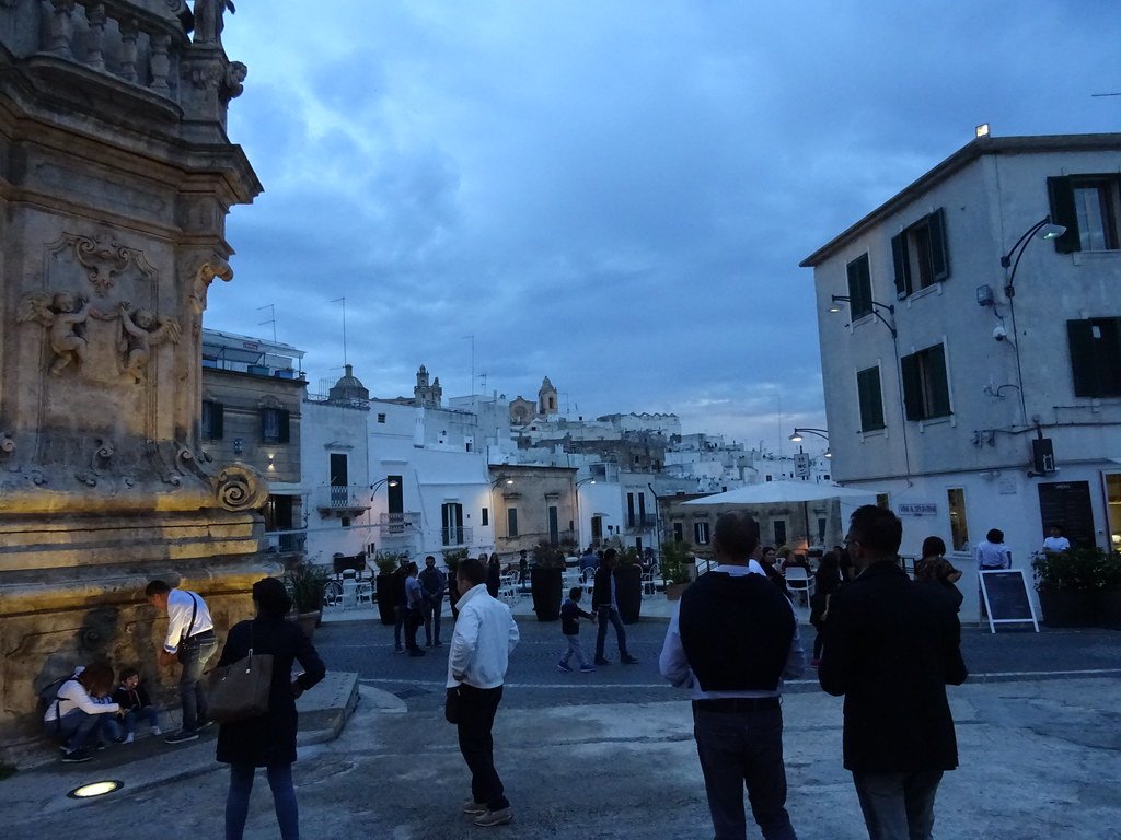 La place d’Ostuni à la tombée du jour