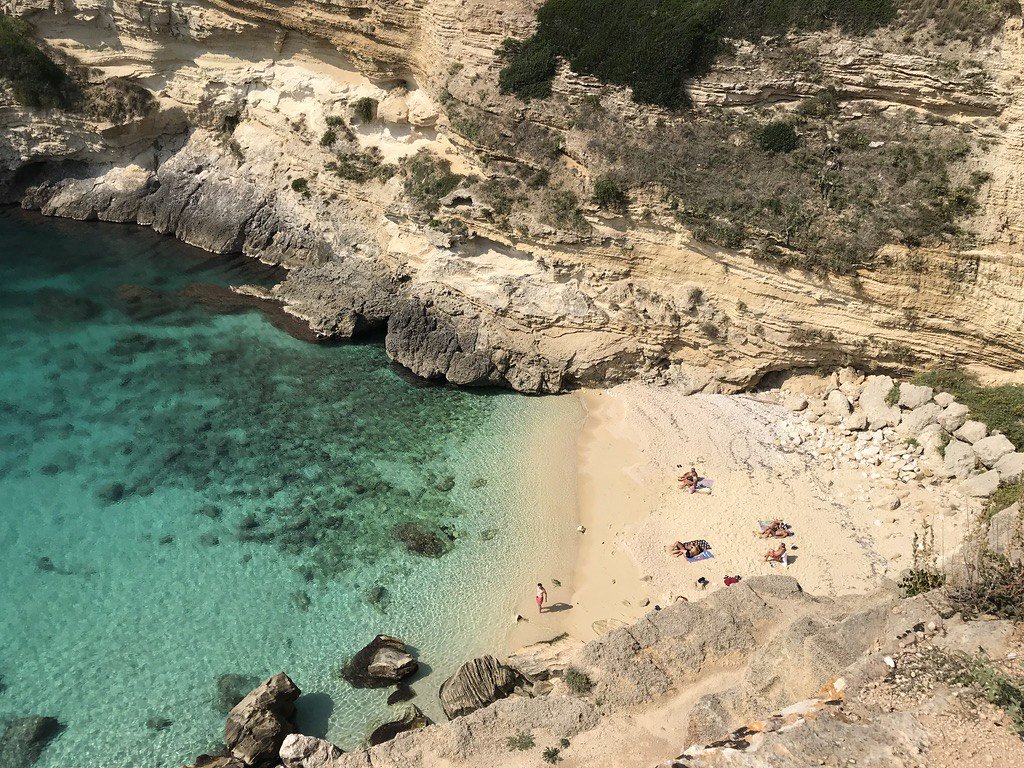 Crique sauvage et eau cristalline dans le sud des Pouilles