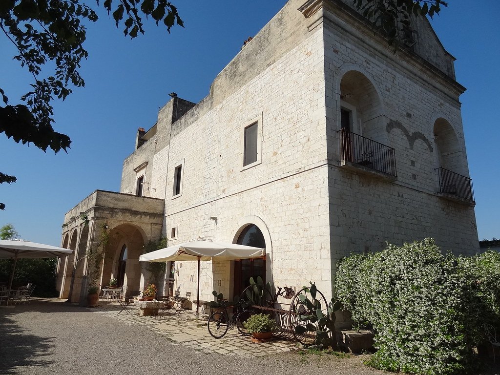 Façade en pierre d’une ancienne masseria des Pouilles
