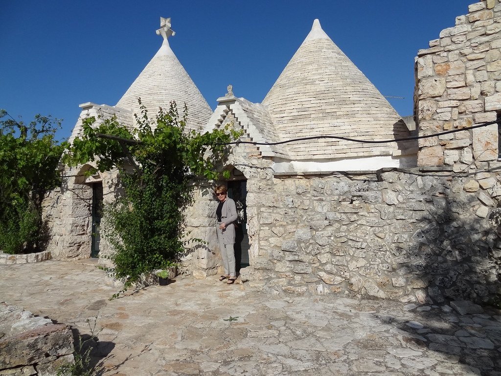 Trulli en pierre sèche entourés de verdure