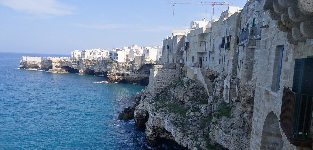 Les maisons de Polignano a Mare au bord de la falaise, au-dessus de l’Adriatique
