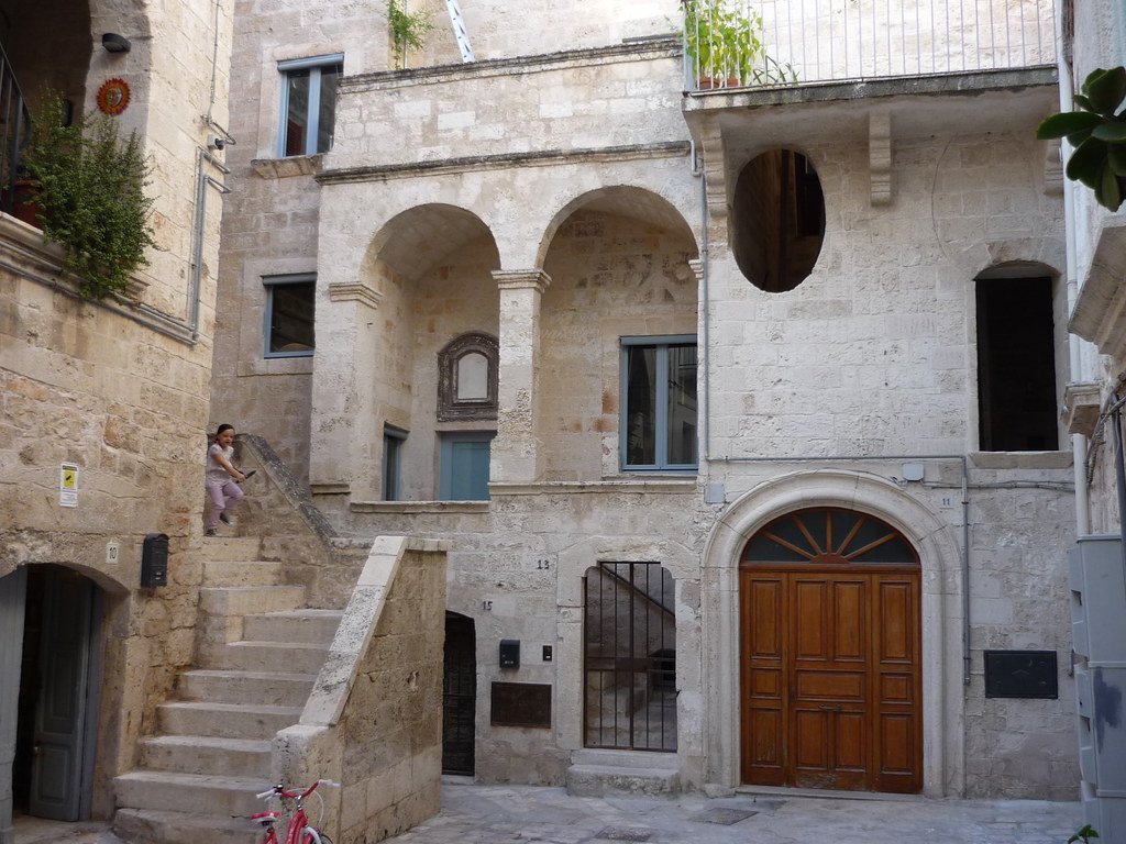 Cour en pierre d’une maison ancienne du Salento