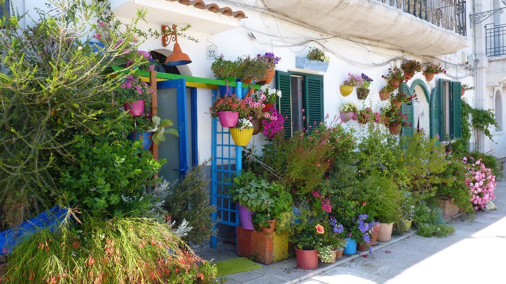 Une ruelle fleurie dans les Pouilles
