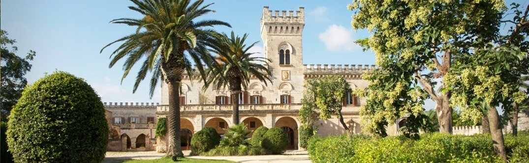 Masseria crénelée entourée de palmiers